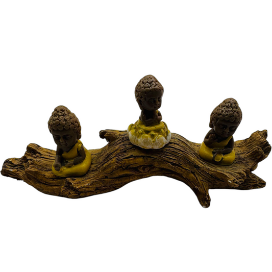Adorno de Budas en tronco